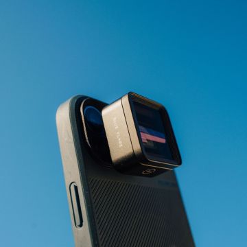 Moment 1.55x anamorphic lens - blue flare - T-Series