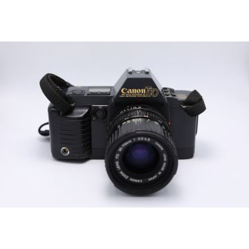 Canon T70 spoguļkamera ar Canon 35-70mm objektīvu un Carena TZ250 zibspuldzi