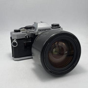 Olympus OM-10 ar manuālo adapteri un 28-200mm objektīvu