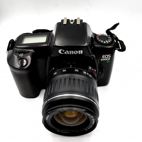 Canon EOS 1000F N ar 4.5-5.6/28-90mm objektīvu