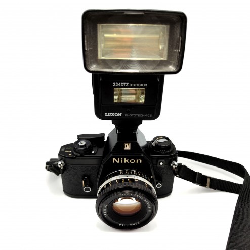Nikon EM ar 1.8/50mm E objektīvu