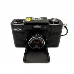 Ricoh FF-1 filmu kamera ar 2.8/35mm objektīvu