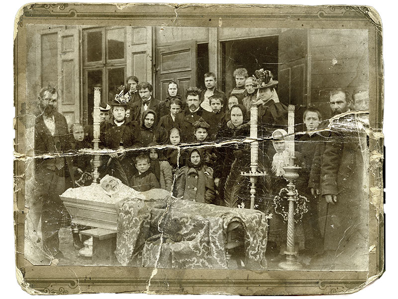 Bojāts grupas foto pirms restaurācijas